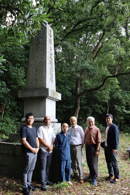 ジェンナー頌徳碑。来福寺ご住職とともに。碑の側面の最後に「長与専斎撰并書」とある。.jpg