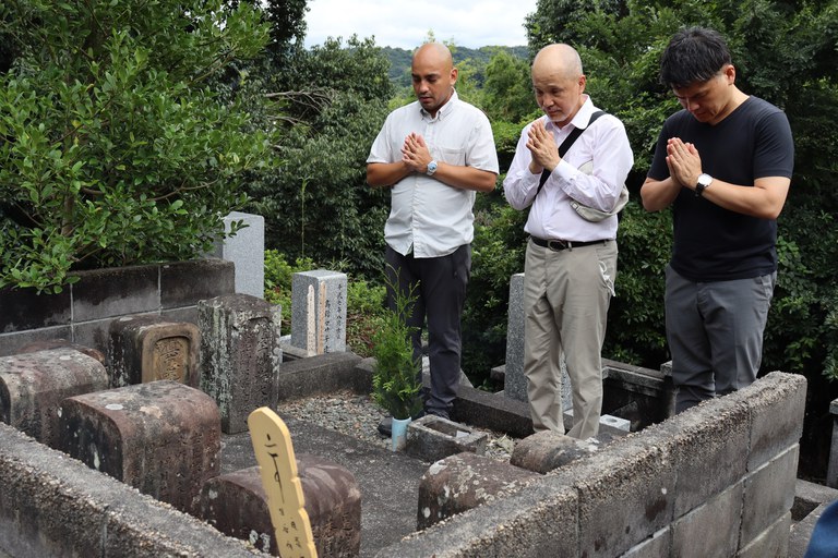 ご先祖に静に手を合わされる阿部養庵ご子孫のお三方.jpg